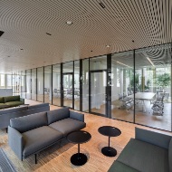 The lounge with seating areas in discreet grey and a glass front facilitates informal conversations
