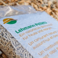 Vue détaillée d’un sac contenant des granulés suisses placé sur un tas de copeaux de bois
