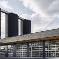 Installation complète à Berne (CH) composée de trois silos E12 de 900 m³ en bois, d’un convoyeur avec trémie et d’un système entièrement automatique