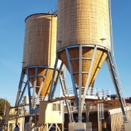 Installation complète à Vienne (Autriche) composée de deux silos ronds en bois de mélèze, avec support en acier et plateforme de commande