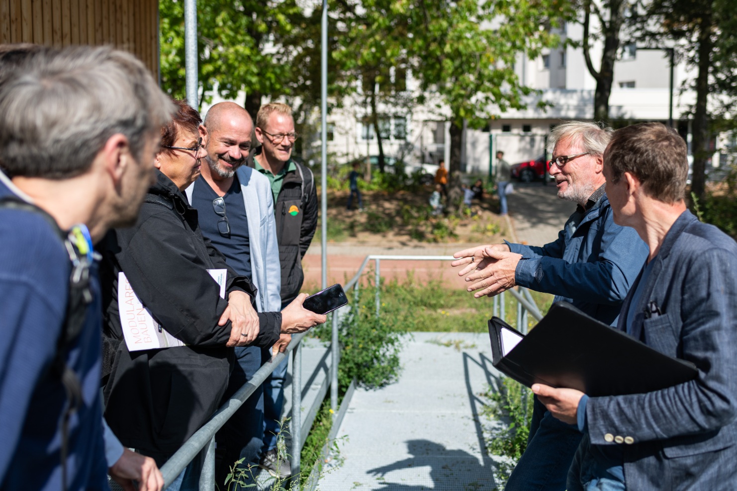 Andreas Spiess from the construction management department of the District Office of Berlin Tempelhof-Schöneberg goes into the concept and architecture of the school building<br/><br/>