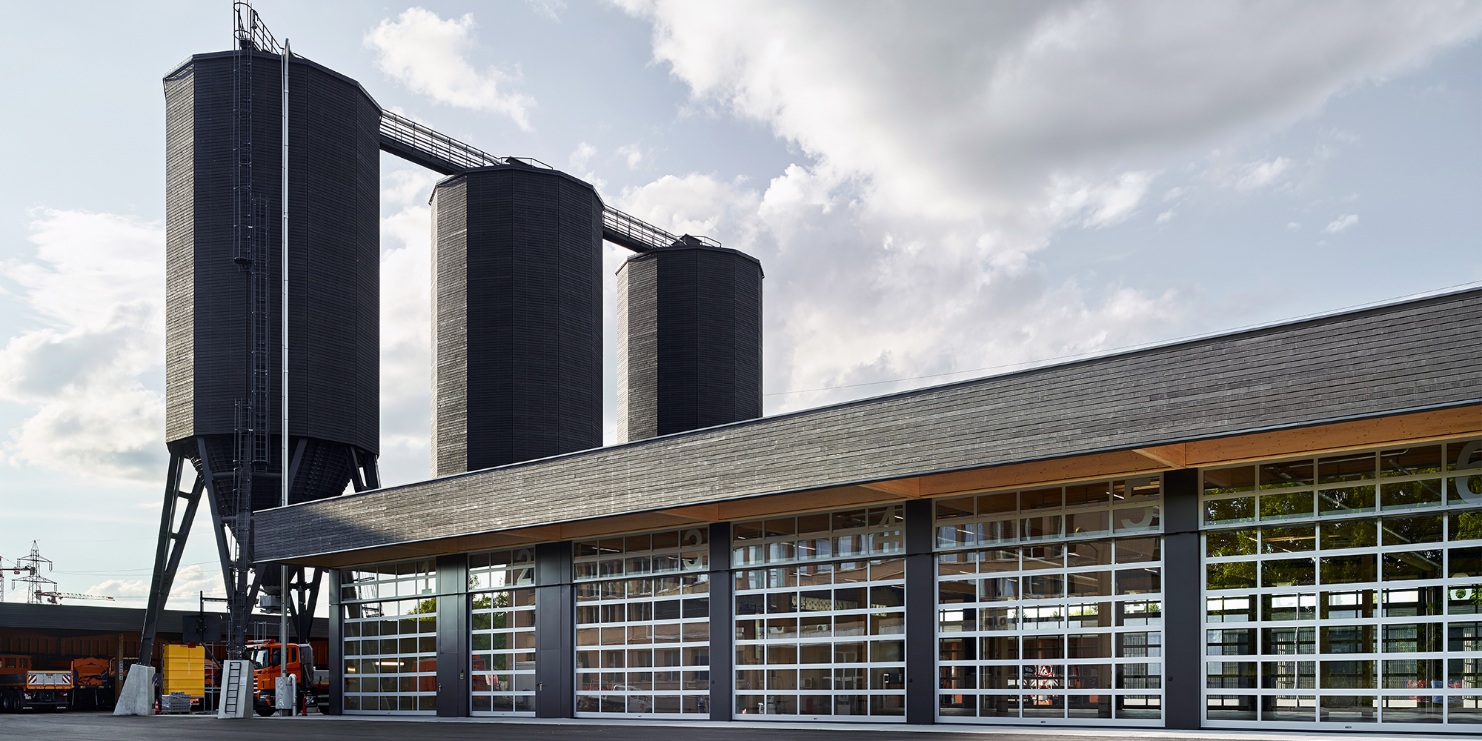 Installation complète à Berne (CH) composée de trois silos E12 de 900 m³ en bois, d’un convoyeur avec trémie et d’un système entièrement automatique
