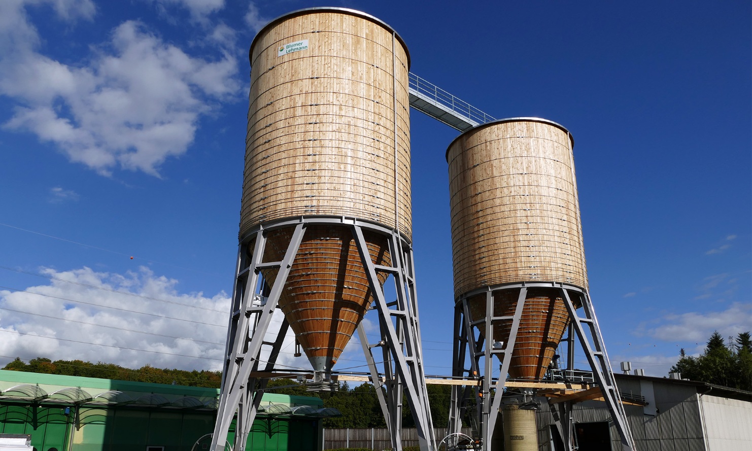Installation complète à Gesigen, près de Spiez, composée de deux silos ronds en bois reliés par une passerelle de toit en acier