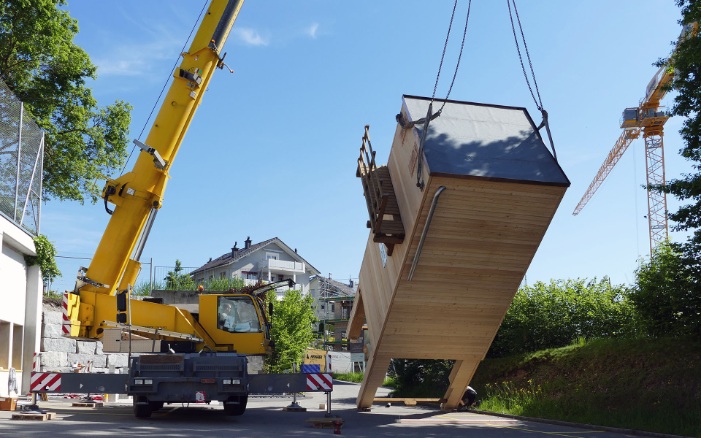 Assembling a four-sided timber silo (E4) with crane
