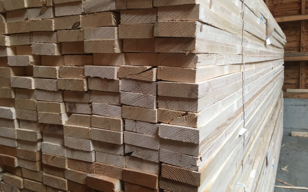 Vue du stock de bois équarri d’emballage pour l’industrie