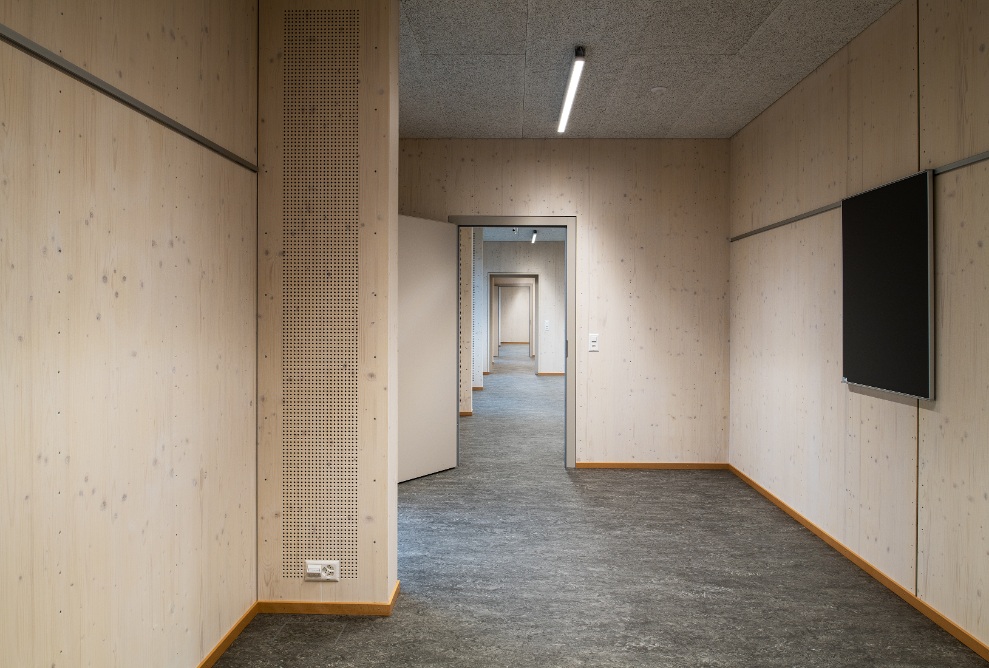 Couloir avec murs en bois dans l’école provisoire de Falletsche